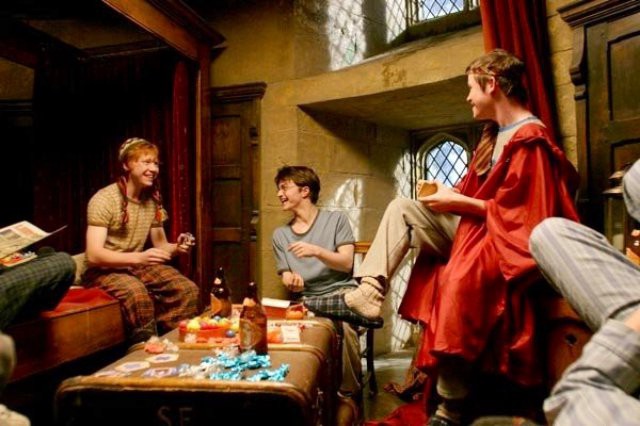 Boarding student : Harry Potter and other students gather in a common room